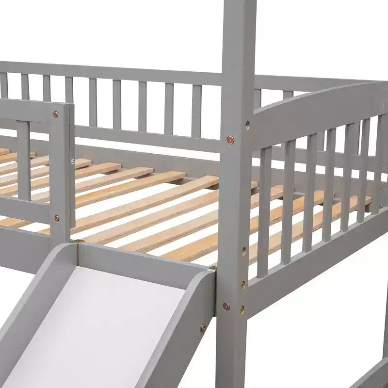 Letto a soppalco singolo Gray House con scivolo e scaletta, 1 bambino