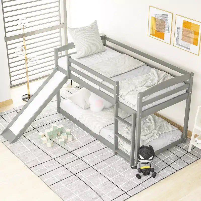 Letto a castello basso singolo/singolo grigio/bianco con scivolo e scaletta, 2 posti letto