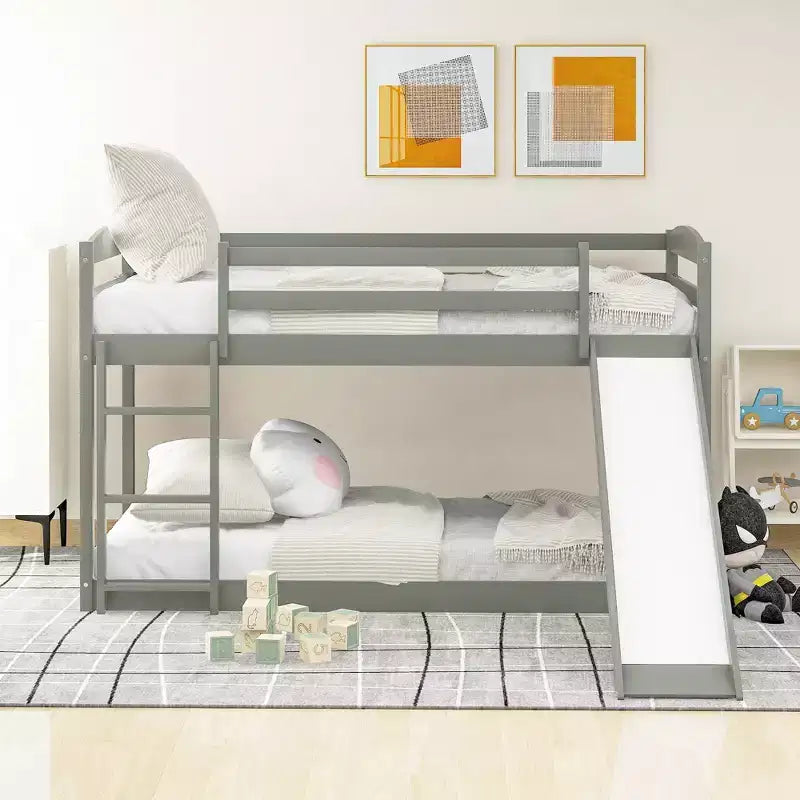 Letto a castello basso singolo/singolo grigio/bianco con scivolo e scaletta, 2 posti letto